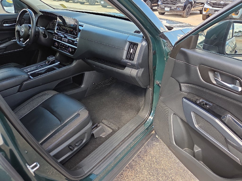 2022 Nissan Pathfinder SL
