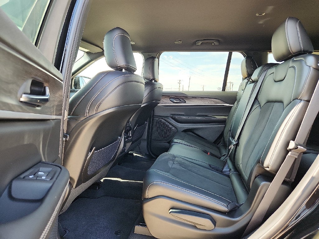2027 Jeep Grand Cherokee GRAND CHEROKEE L LAREDO ALTITUDE 4X2