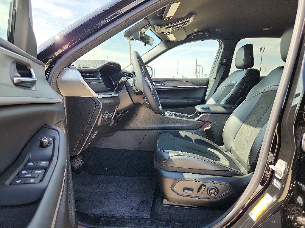2027 Jeep Grand Cherokee GRAND CHEROKEE L LAREDO ALTITUDE 4X2