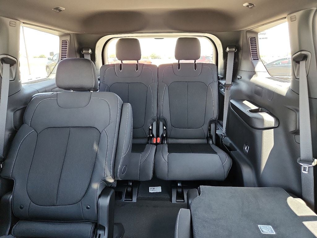 2025 Jeep Grand Cherokee GRAND CHEROKEE L LAREDO X 4X4