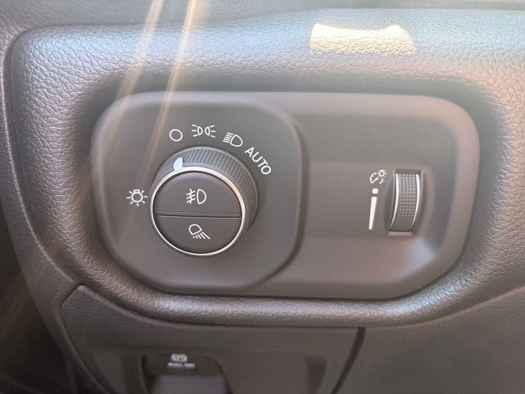 2026 RAM 1500 RAM 1500 EXPRESS CREW CAB 4X4 5'7' BOX