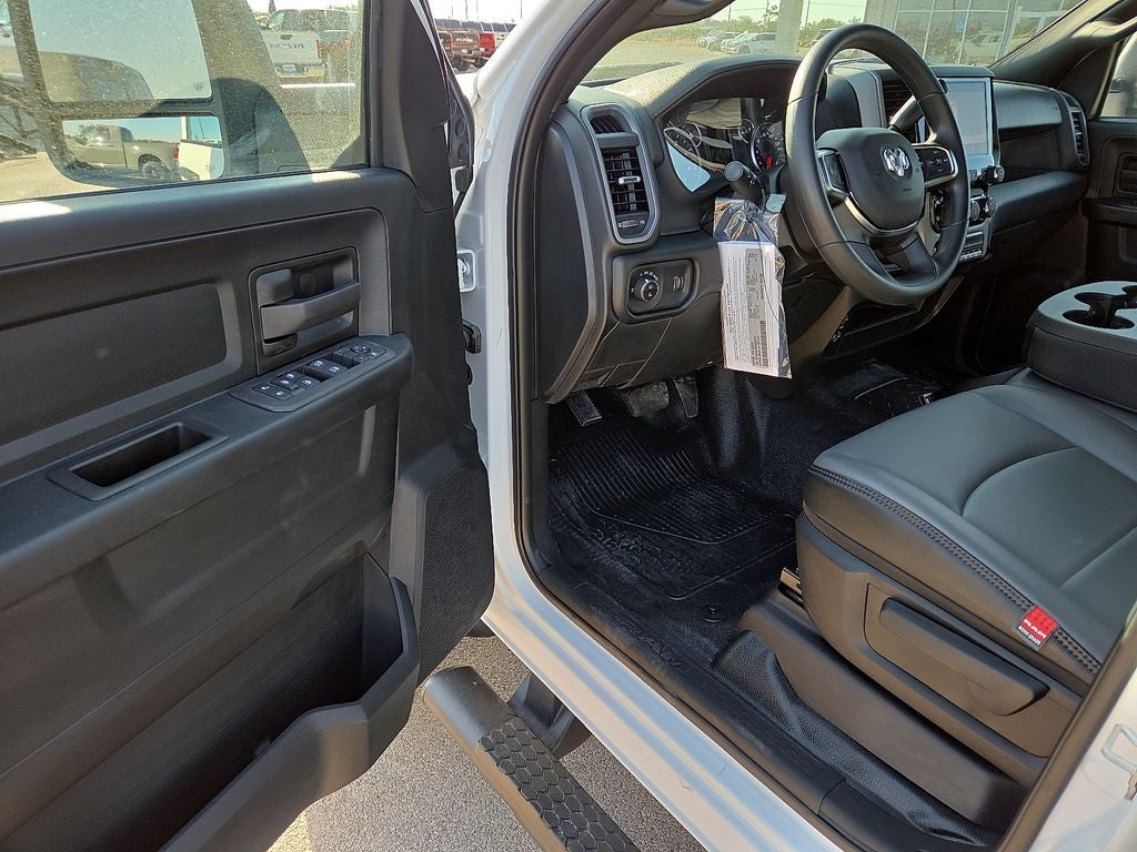 2027 RAM Ram 5500 Chassis Cab RAM 5500 TRADESMAN CHASSIS CREW CAB 4X4 84' CA