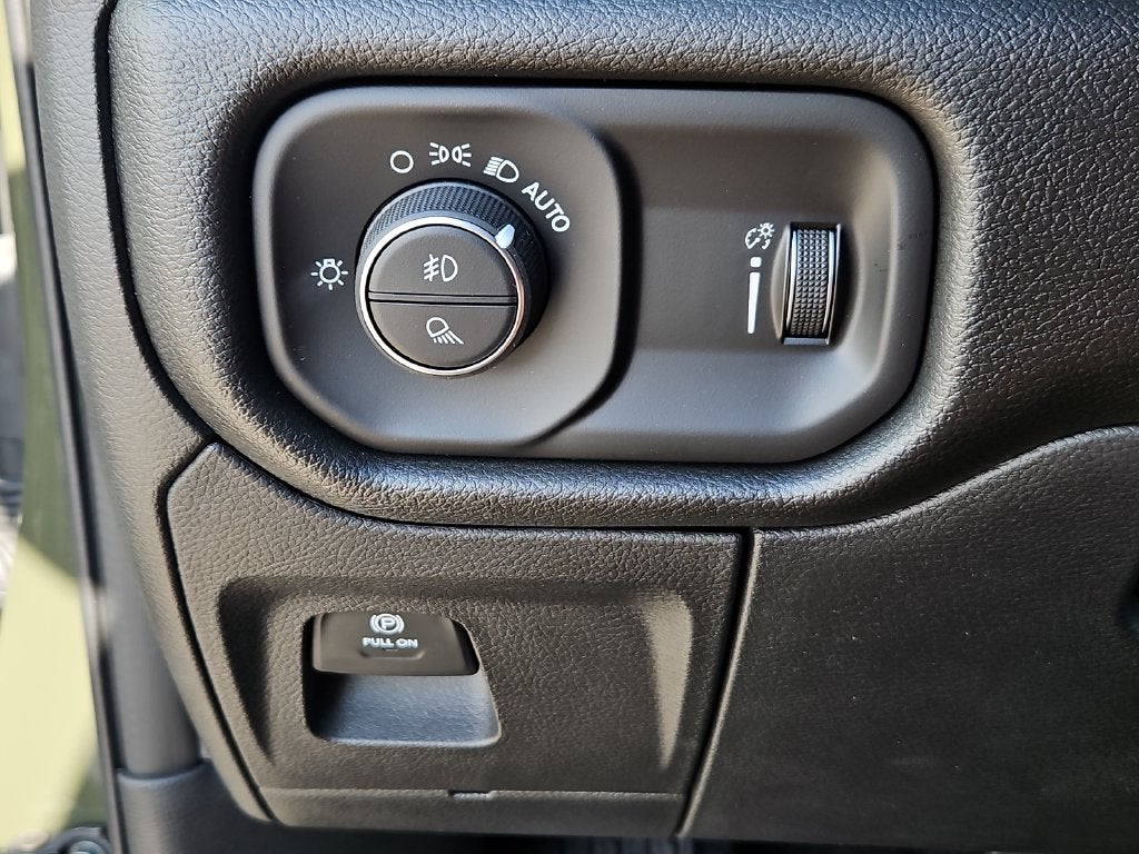 2026 RAM 1500 RAM 1500 EXPRESS CREW CAB 4X4 5'7' BOX