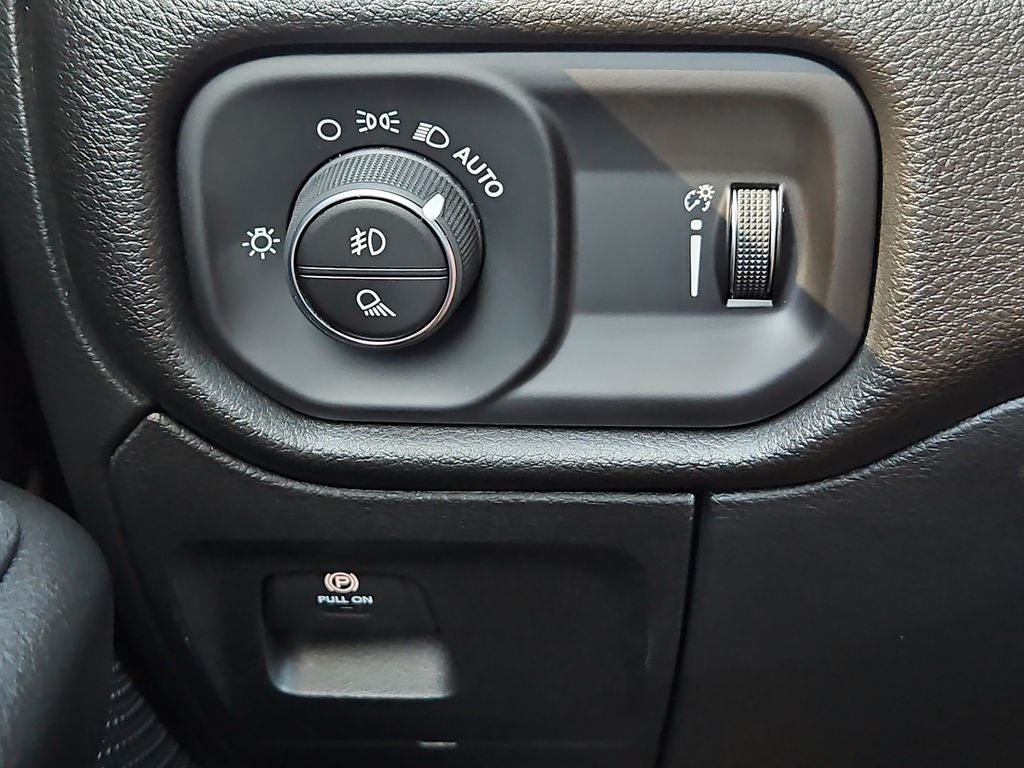 2026 RAM 1500 RAM 1500 EXPRESS QUAD CAB 4X4 6'4' BOX