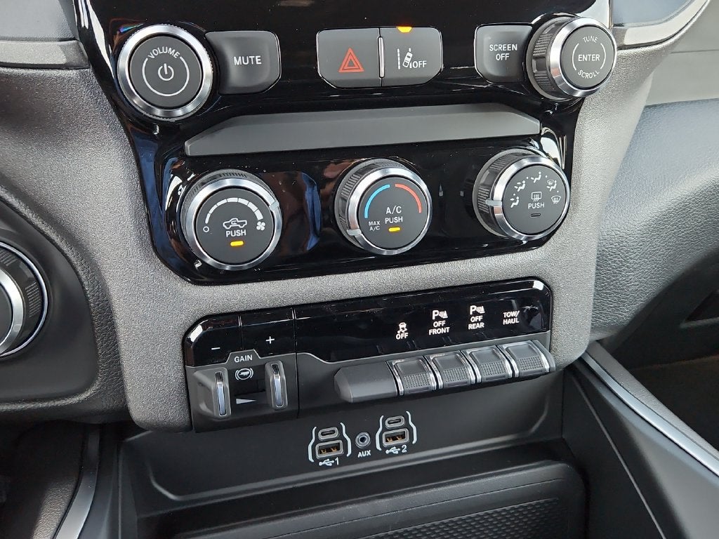 2027 RAM 1500 RAM 1500 EXPRESS CREW CAB 4X4 5'7' BOX