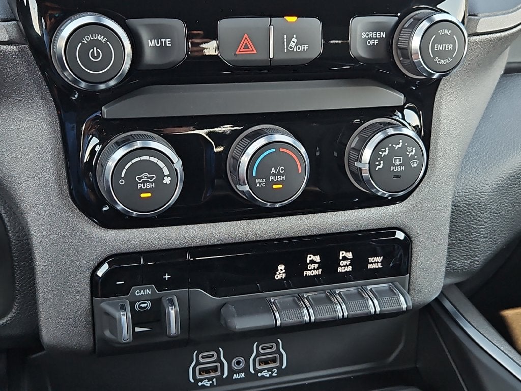 2027 RAM 1500 RAM 1500 EXPRESS CREW CAB 4X4 5'7' BOX