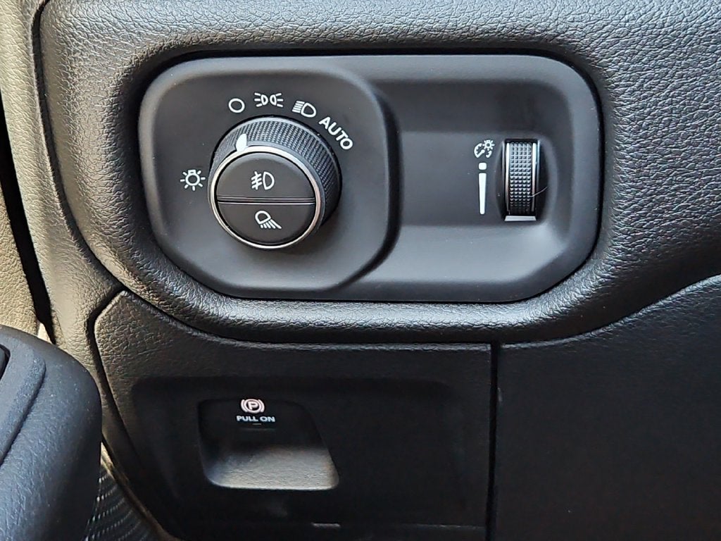 2027 RAM 1500 RAM 1500 EXPRESS CREW CAB 4X4 5'7' BOX