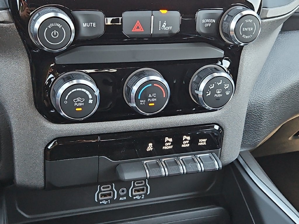 2027 RAM 1500 RAM 1500 EXPRESS CREW CAB 4X4 5'7' BOX