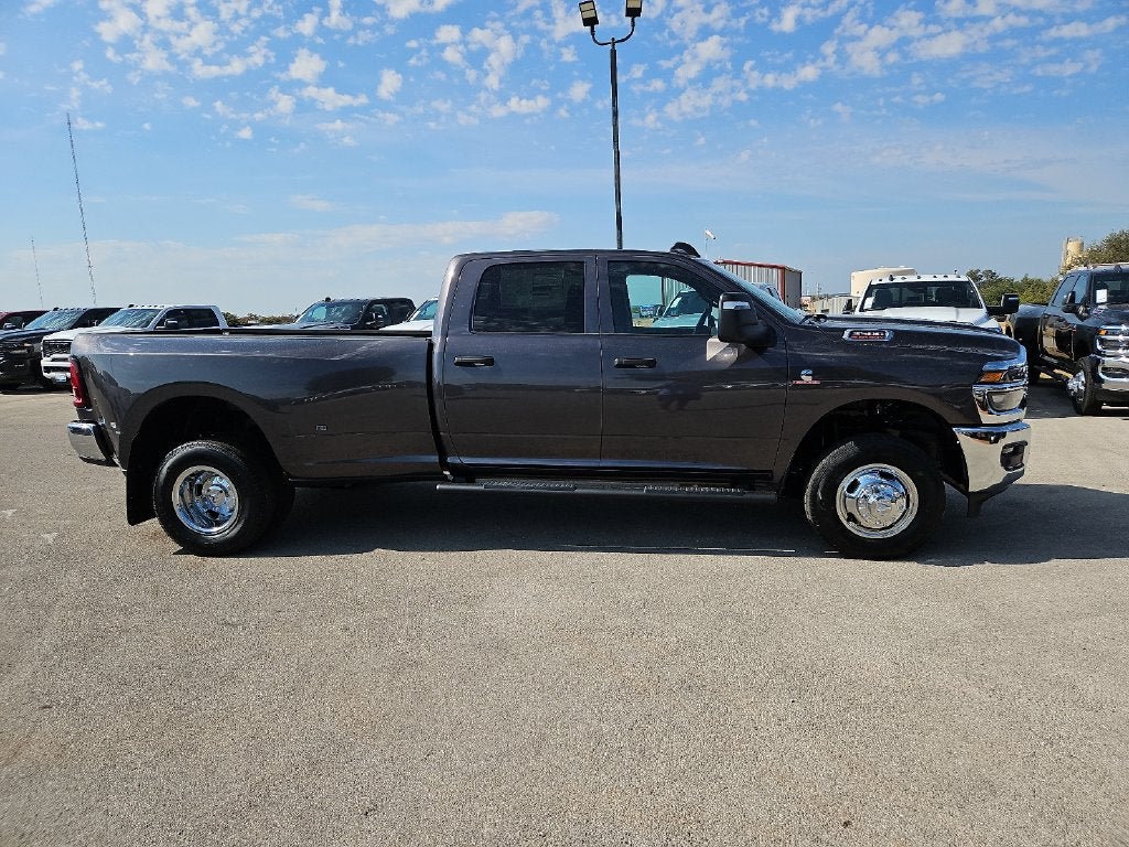 2027 RAM 3500 RAM 3500 TRADESMAN CREW CAB 4X4 8' BOX