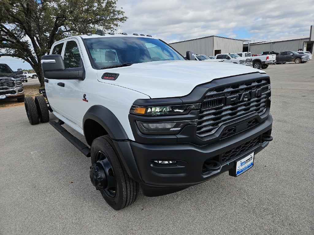 2027 RAM Ram 5500 Chassis Cab RAM 5500 TRADESMAN CHASSIS CREW CAB 4X4 84' CA