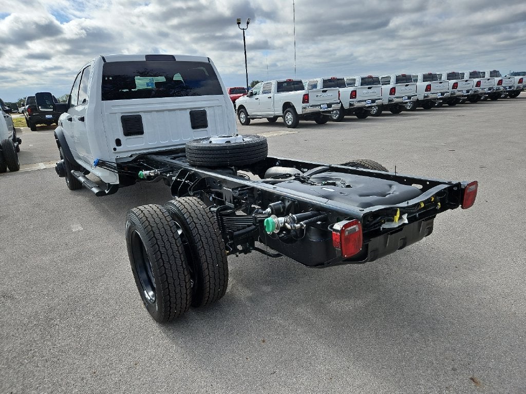 2027 RAM Ram 5500 Chassis Cab RAM 5500 TRADESMAN CHASSIS CREW CAB 4X4 84' CA