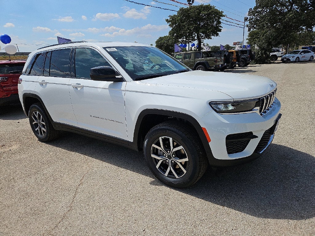 2027 Jeep Grand Cherokee GRAND CHEROKEE LAREDO X 4X4