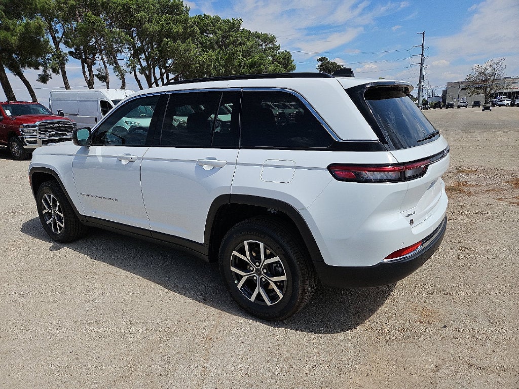 2027 Jeep Grand Cherokee GRAND CHEROKEE LAREDO X 4X4