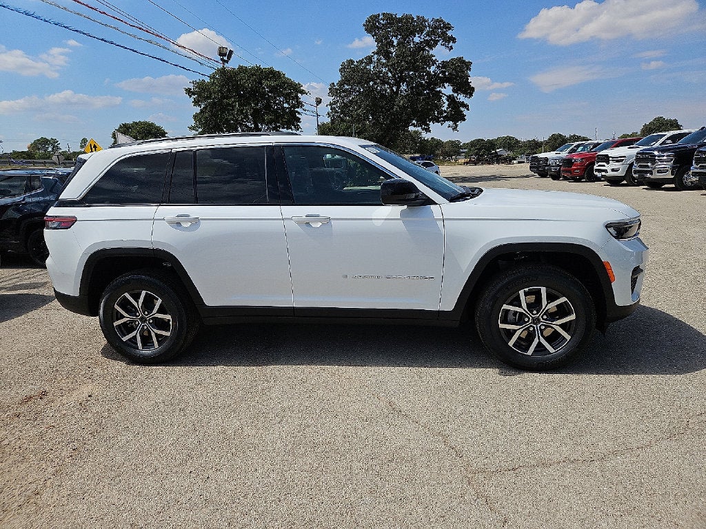 2027 Jeep Grand Cherokee GRAND CHEROKEE LAREDO X 4X4