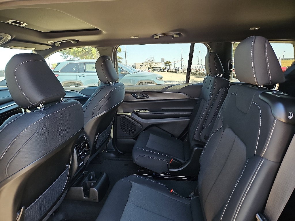 2027 Jeep Grand Cherokee L GRAND CHEROKEE L LAREDO X 4X2