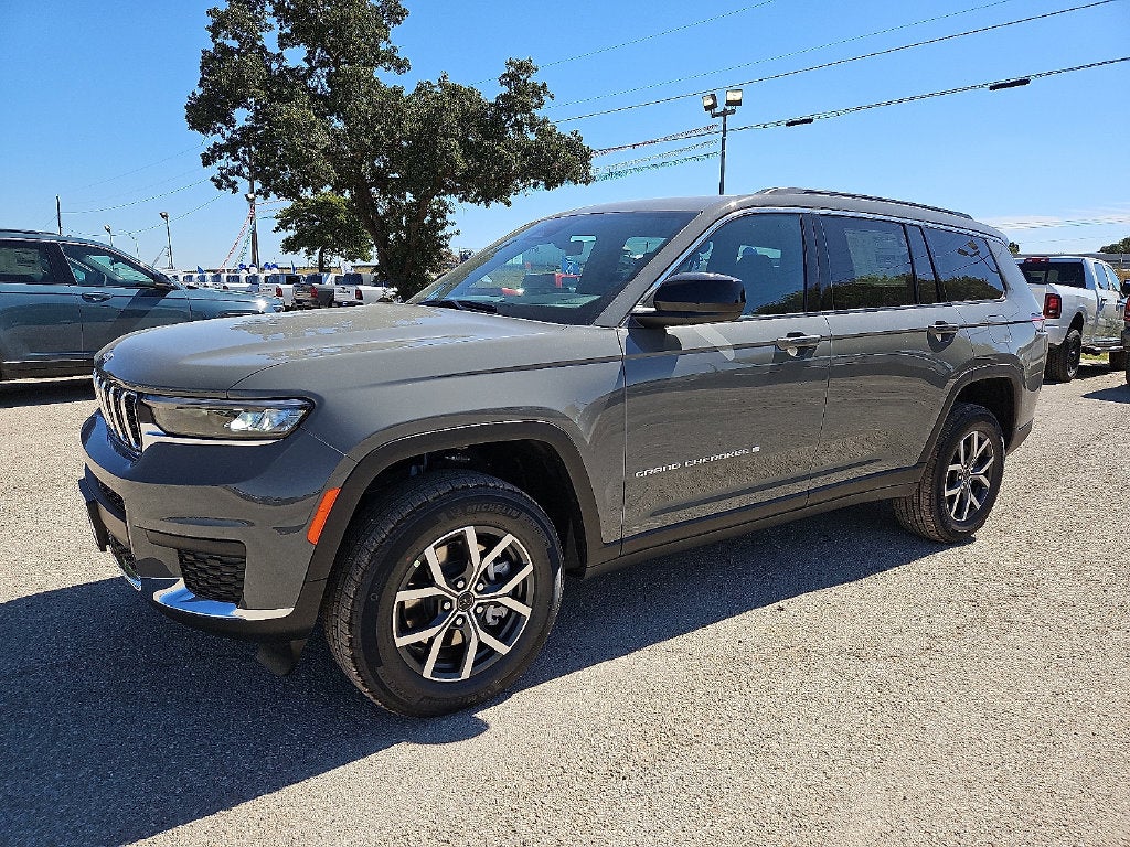 2027 Jeep Grand Cherokee L GRAND CHEROKEE L LAREDO X 4X2
