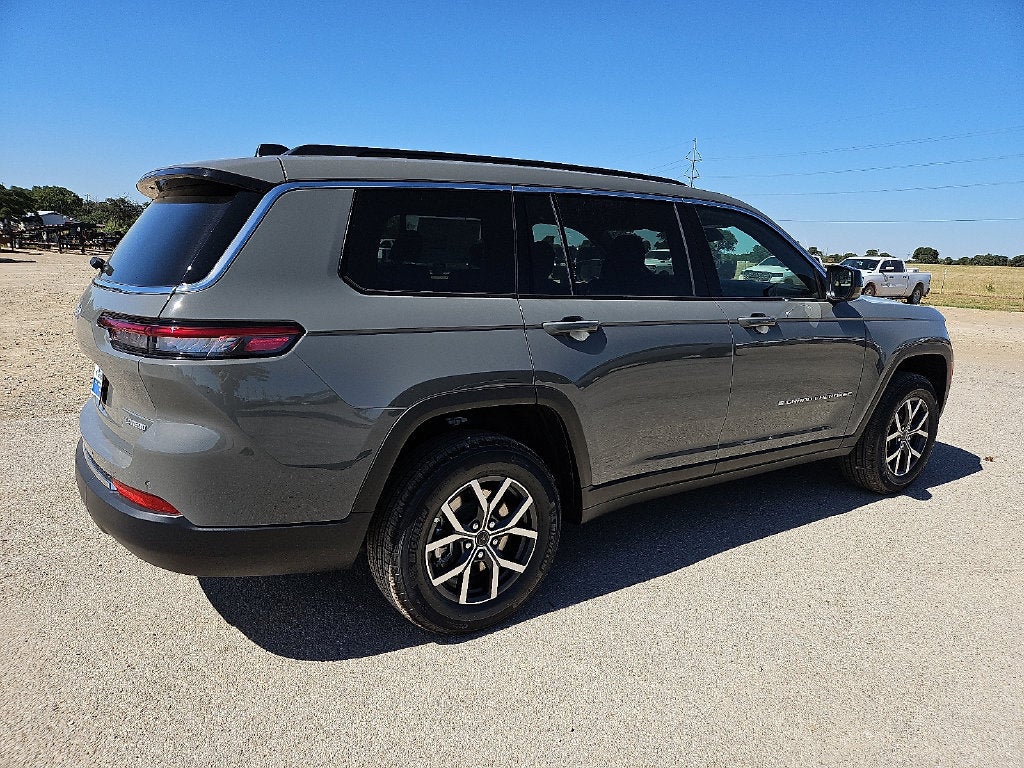 2027 Jeep Grand Cherokee L GRAND CHEROKEE L LAREDO X 4X2