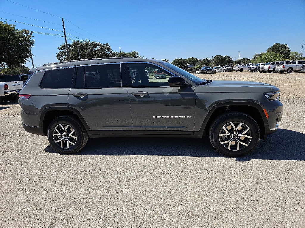 2027 Jeep Grand Cherokee L GRAND CHEROKEE L LAREDO X 4X2