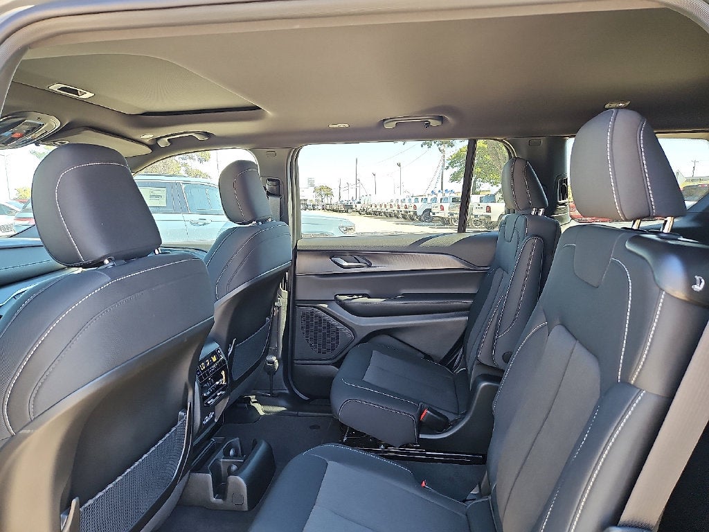 2027 Jeep Grand Cherokee L GRAND CHEROKEE L LAREDO X 4X4