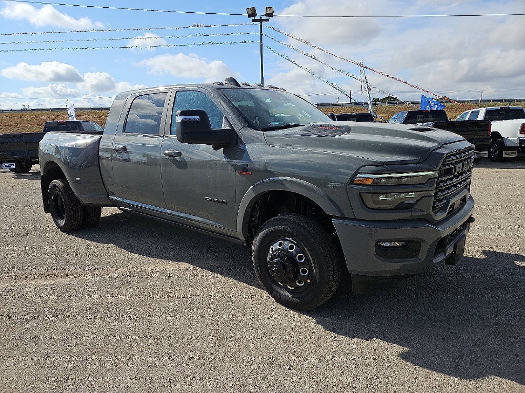 2027 RAM 3500 RAM 3500 LIMITED MEGA CAB 4X4 6'4' BOX