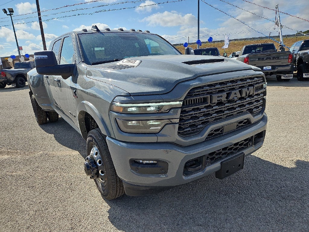 2027 RAM 3500 RAM 3500 LIMITED MEGA CAB 4X4 6'4' BOX