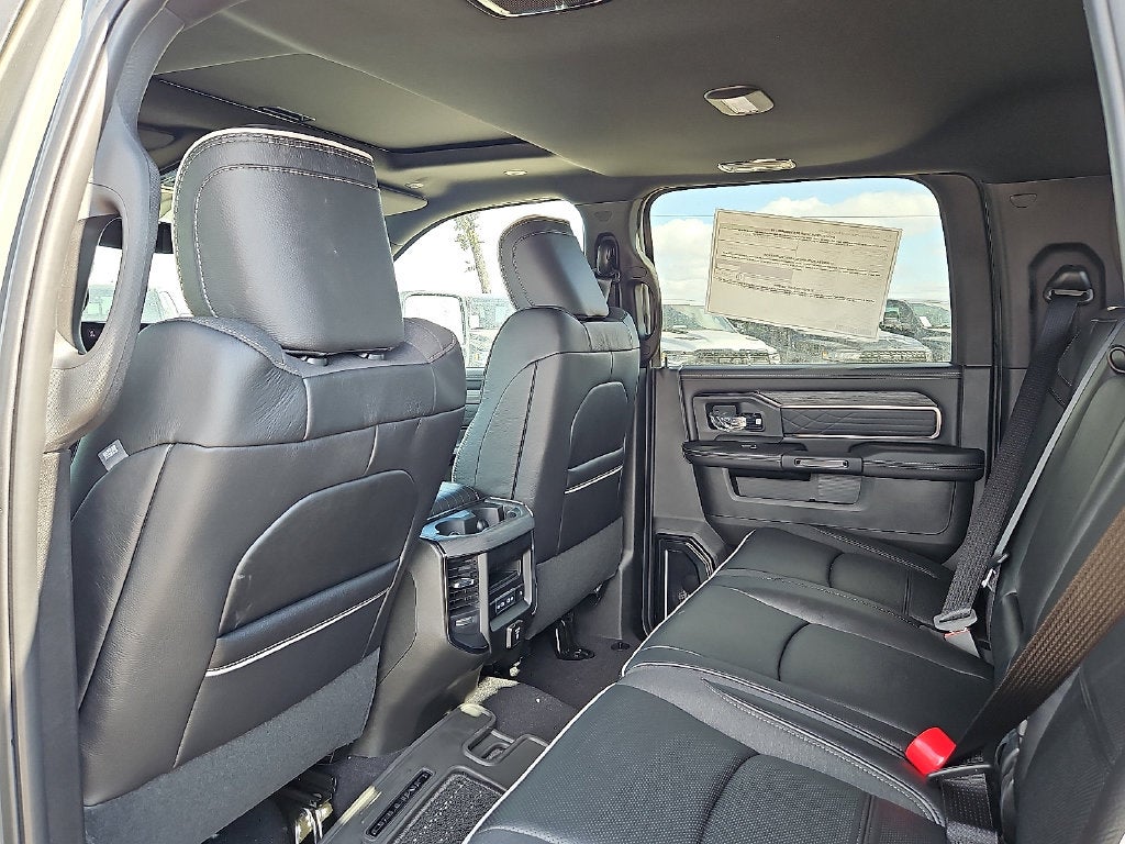 2027 RAM 3500 RAM 3500 LIMITED MEGA CAB 4X4 6'4' BOX